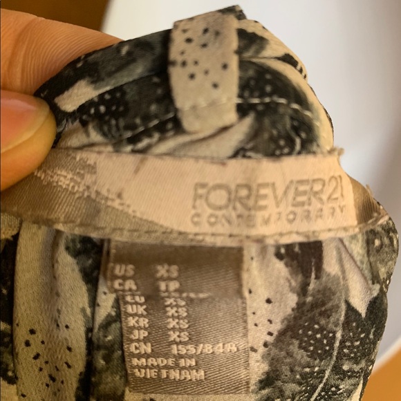 Contemporary Black and White Blouse - Picture 6 of 6